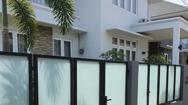 Desain Pagar dari Besi tapi Sulit Dilihat dari Luar