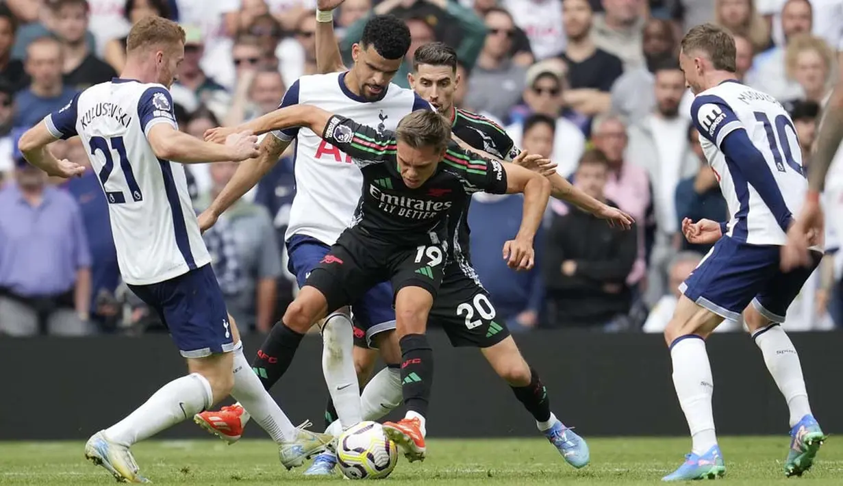 Laga bertajuk North London Derby ini berjalan keras dan diwarnai hujan kartu kuning. (AP Photo/Kin Cheung)