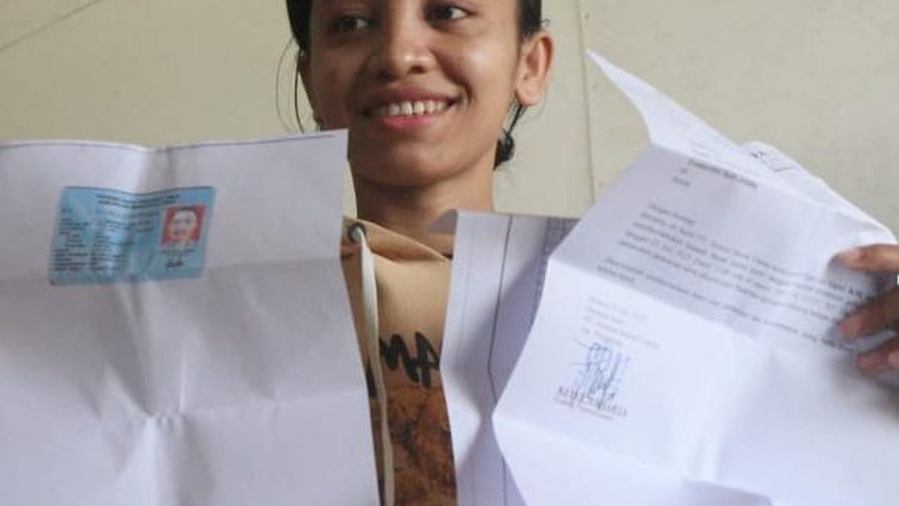 "Katanya kapalnya rusak, satu jam setelah itu baru dia kabar lagi dia mau berangkat jam enam sore nanti kalau tidak aktif nanti saya kabari lagi."