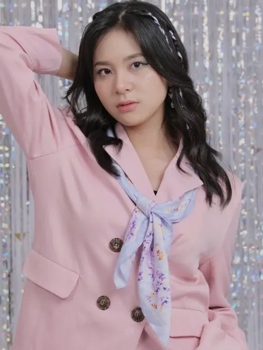 Dengan paduan blazer, ia hadirkan tampilan dengan gaya Jepang yang memikat. [Foto: Instagram/ Zee JKT48]