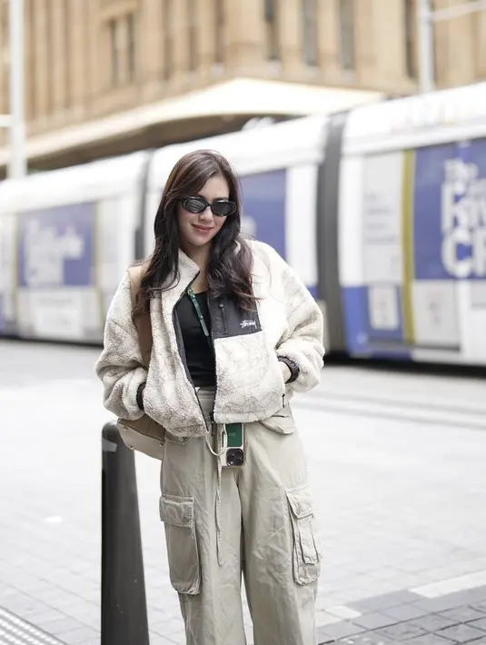 Jaket shearlink dan celana cargo bisa jadi inspirasi tampilan gaya yang bisa diandalkan untuk cuaca dingin. Kesan edgy seketika tercipta dari tampilan yang satu ini. [Foto: Instagram/ Syahnaz Sadiqah]