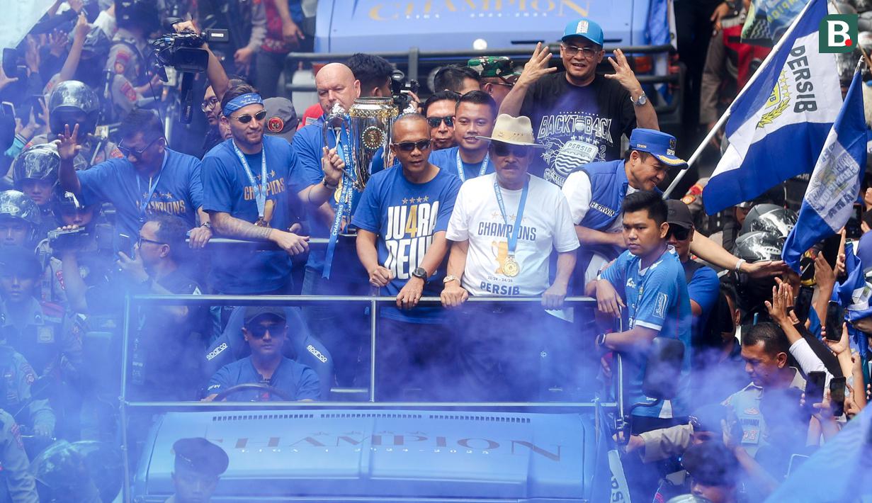 Persib Bandung berhasil meraih gelar juara musim ini secara back to back setelah Liga 1 2023/2024. Pangeran Biru menjuarai Liga 1 musim ini dengan mengoleksi 69 poin, hasil 19 kali menang, 12 imbang dan 3 kekalahan. (Bola.com/M Iqbal Ichsan)