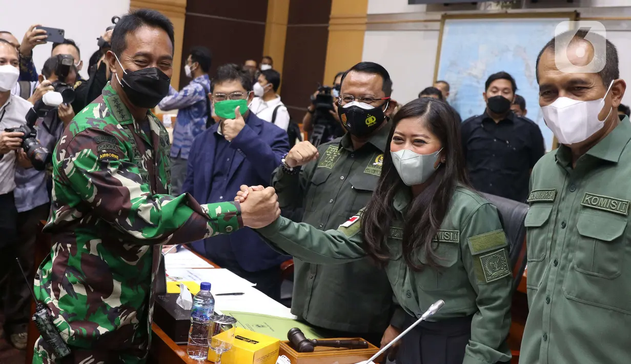 Ketua Komisi I DPR RI Meutya Hafid berjabat tangan dengan KSAD Jenderal TNI Andika Perkasa yang tiba untuk uji kelayakan dan kepatutan calon Panglima TNI di Jakarta, Sabtu (6/11/2021). Andika akan menggantikan posisi Marsekal Hadi Tjahjanto yang pensiun bulan ini. (Liputan6 com/Angga Yuniar)