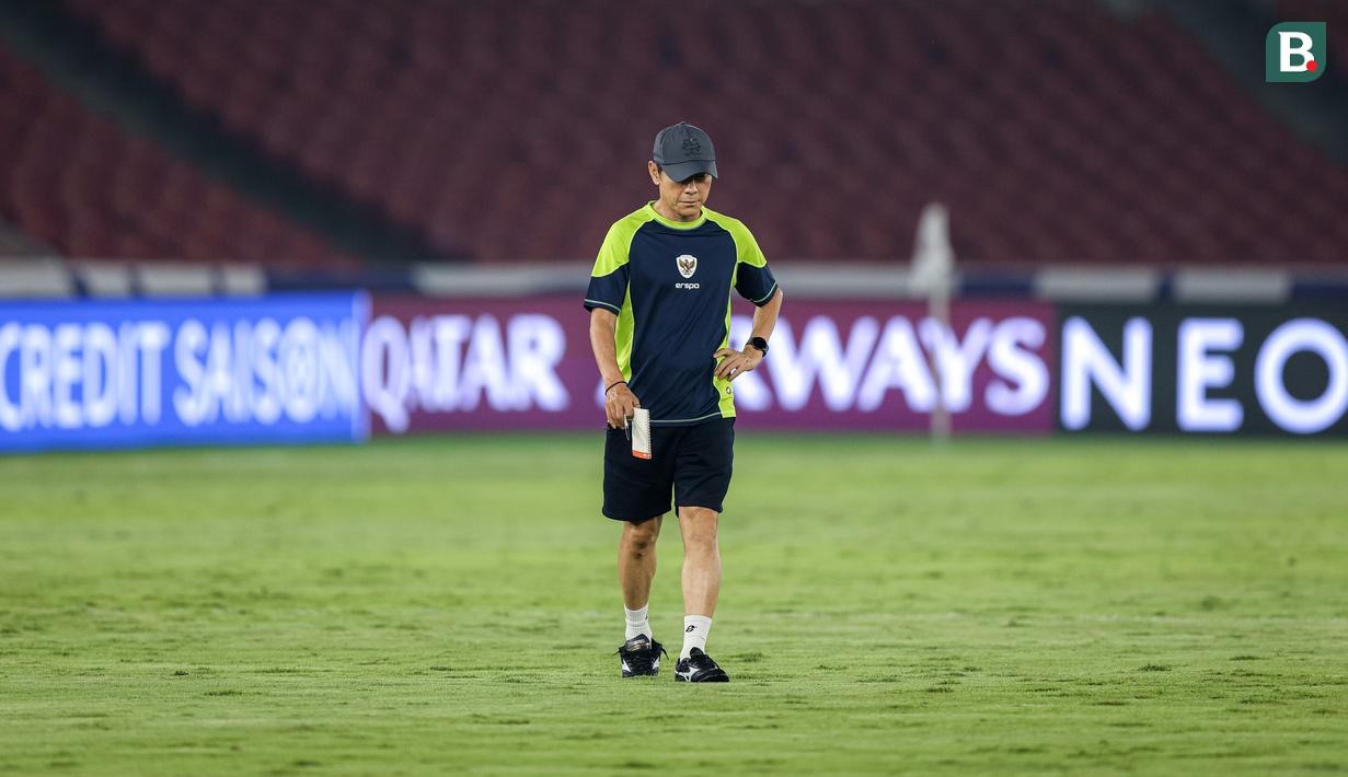 <p>Pelatih Timnas Indonesia, Shin Tae-yong terlihat memeriksa kualitas rumput saat sesi latihan resmi menjelang laga lanjutan putaran Grup C Kualifikasi Piala Dunia 2026 melawan Jepang di Stadion Utama Gelora Bung Karno (SUGBK), Senayan, Jakarta, Kamis (14/11/2024). (Bola.com/Bagaskara Lazuardi)</p>