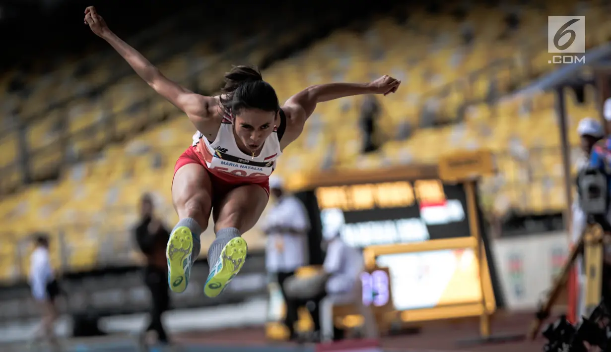 Atlet Lompat Jauh Indonesia, Maria Natalia Londa saat beraksi dalam laga nomor triple jump putri SEA Games di Stadium Bukit Jalil, Malaysia, Rabu (23/8). Maria Natalia Londa berhasil meraih medali perak. (Liputan6.com/Faizal Fanani)