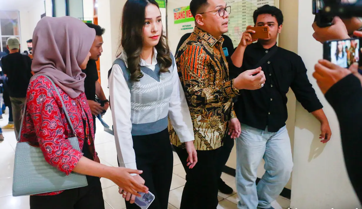 "Doain saja, kita masuk dulu ya Kak," kata Lady Nayoan sambil tersenyum menuju ruang sidang. [Kapanlagi.com/Muhammad Akrom Sukarya]