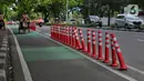 Kondisi stick cone pembatas jalur sepeda di Kawasan Jalan Penjernihan Jakarta, Sabtu (10/12/2022). Keadaan stick cone untuk pembatas jalur sepeda tersebut terlihat sudah rusak dan tidak terpasang dengan benar. (Liputan6.com/Angga Yuniar)