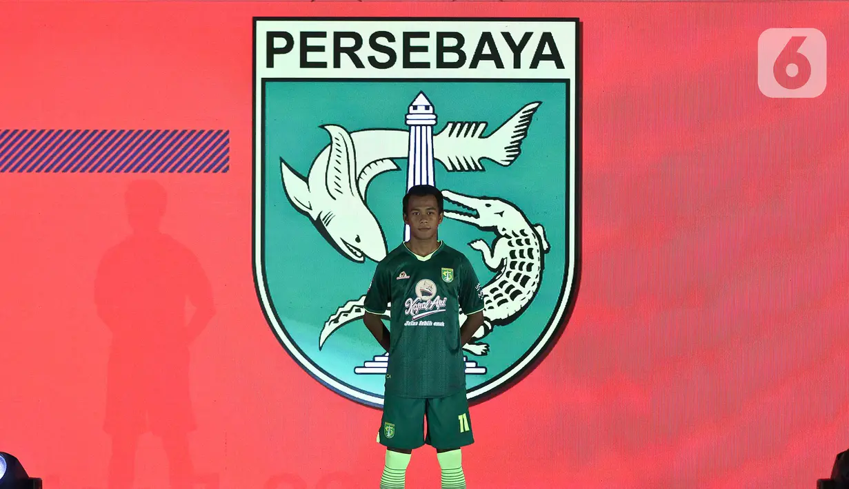 Pemain Persebaya berpose mengenakan jersey untuk Shopee Liga 1 2020 saat acara Launcing di Hotel Fairmont, Jakarta, Senin (24/2/2020). Shopee Liga 1 2020 diikuti 18 klub terbaik Indonesia. (Liputan6.com/Johan Tallo)
