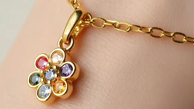 Model Gelang Emas Rantai dengan Batu Permata Charm/via Meta AI