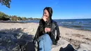 Berkonsep monochrome, Gisela Cindy tampil stylish saat berada di pantai [instagram/gieelacindy12]