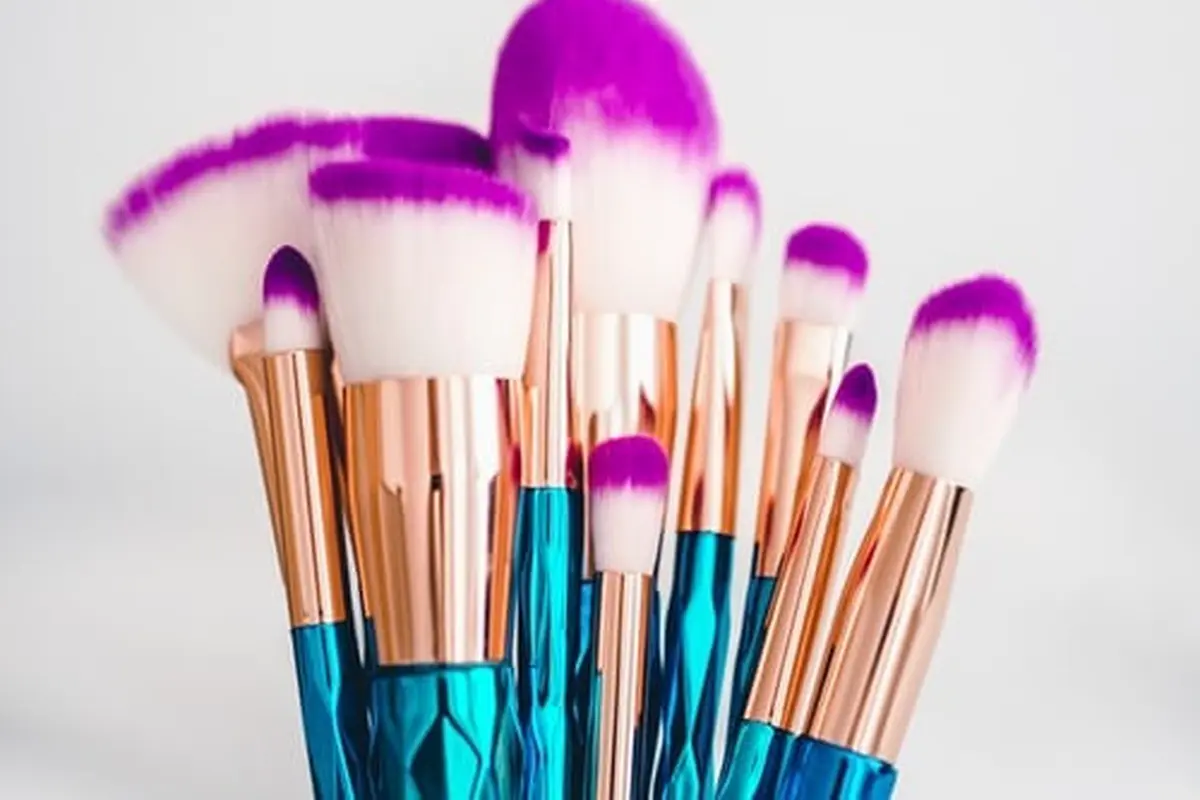 Cara Membersihkan Brush Makeup