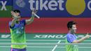 Tontowi Ahmad/Lilyana Natsir menyapa fans setelah mengalahkan pasangan China, Zhang Nan/Li Yinhui pada perempat final Indonesia Open 2018 di Istora Senayan, Jakarta, (6/6/2018). Tontowi/Liliyana menang 21-17, 21-14. (Bola.com/Nick Hanoatubun)