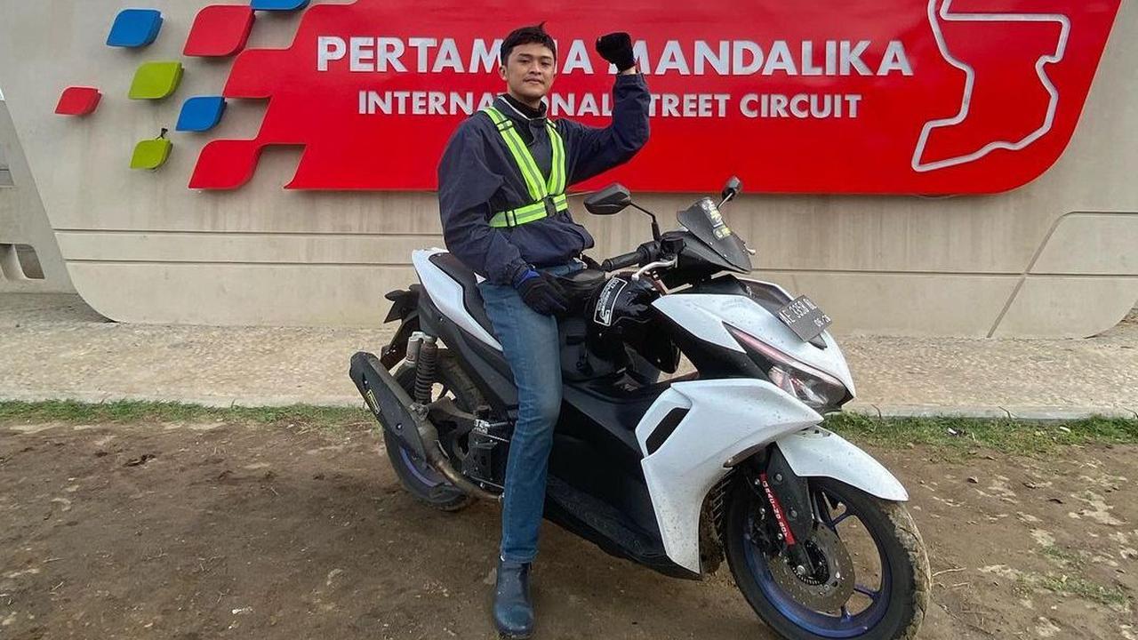 Anak artis dan punya bakat di dunia musik membuat Bangkit punya banyak teman musisi dan artis. Ndarboy Genk hingga Nopek Novian jadi dua artis ternama yang diketahui berteman dengan Bangkit.