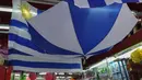 Bendera Uruguay dan merchandise terlihat di sebuah toko di Montevideo (4/7). Uruguay dan Prancis akan bertanding pada babak 8 besar Piala Dunia 2018 di Nizhny Novgorod Stadium, Rusia. AFP Photo/Miguel Rojo)