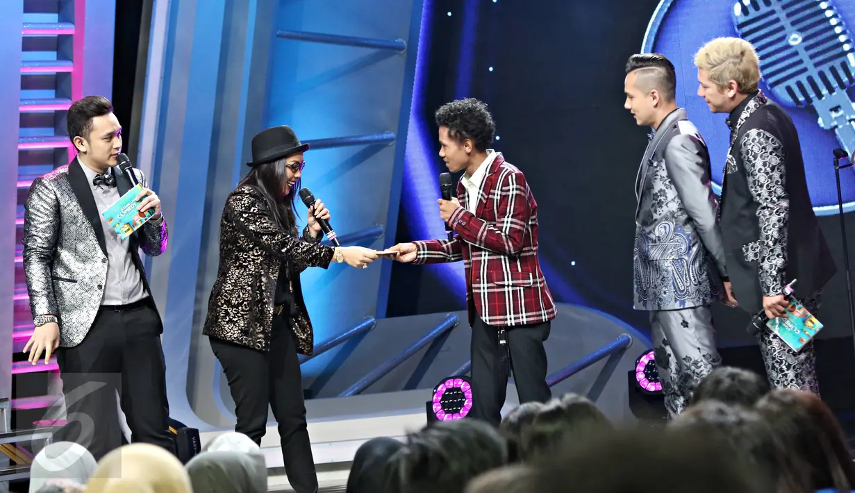 Komika Ephy saat berbicang bersama presenter dan juri Stand Up Comedy 2015 di Studio Indosiar, Jakarta, (13/11/2015). Para Finalis akan merebutkan memperebutkan hadiah ratusan juta rupiah. (Liputan6.com/Immanuel Antonius)