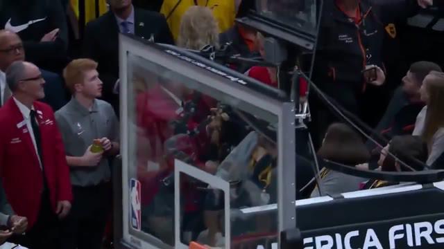 Berita Video momen bahagia saat para bintang NBA give away sepatunya kepada para fans, termasuk LeBron James