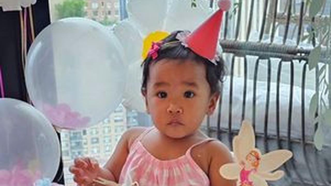 "Happy Birthday my lovely Adriella anak papa sudah 1 tahun ya," tulis Paulus dalam caption.
