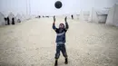 Bocah Syria bermain sepak bola di kamp pengungsian di Suruc, Propinsi Sanliurfa. (AFP PHOTO / BULENT KILIC)