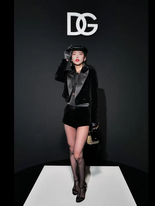 Menghadiri pertunjukan Dolce & Gabbana di Milan Fashion Week, anggota ITZY Yeji muncul dengan apa yang oleh netizen Korea disebut sebagai “Funeral Outfit”, namun tetap cantik. Ia tampil memukau dengan busana serba hitam dan lipstik merah merona. [@itzy.all.in.us].