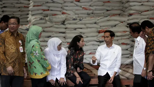News Flash: Bahas Harga Beras Jokowi Gelar Rapat Kecil di Gudang 
