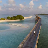 Nikmati pemadangan biru cemerlang dan laguna sebening kristal di The Residence Maldives pada musim liburan ini. (Dok/Cenizaro Hotels & Resorts)