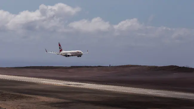 Penerbangan pertama Comair Boeing 737 ke pulau St. Helena pada Mei 2016. Bandara pulau itu sering diterpa angin geser. (Sumber Wikimedia Commons)