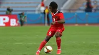 Pemain Timnas Indonesia U-23,&nbsp;Ronaldo Kwateh&nbsp;menendang bola saat laga lanjutan Grup A SEA Games 2021 antara Timnas Filipina melawan Timnas Indonesia di Stadion Viet Tri, Phu Tho, Vietnam, Jumat (13/05/2022). (Bola.com/Ikhwan Yanuar)