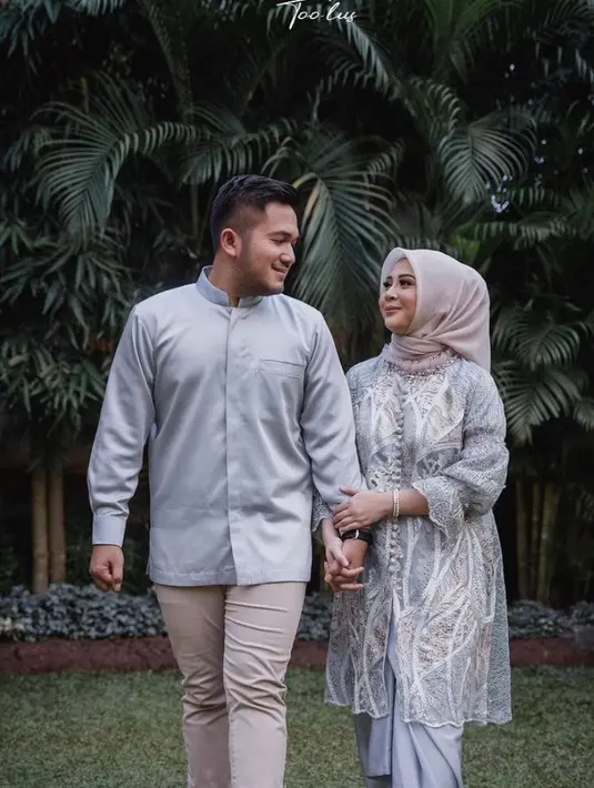 Busana couple minimalis di momen lamaran, kamu bisa tiru gaya Kesha Ratuliu satu ini. Kesha mengenakan tunik dengan aksen brokat dipadu dengan hijab krem. Sementara pasangannya, Adhi mengenakan kemeja satin warna biru muda dan celana panjang warna krem. (Instagram/kesharatuliu05).
