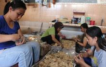 Rupiah anjlok, produsen keripik tempe khas Malang kurangi irisan