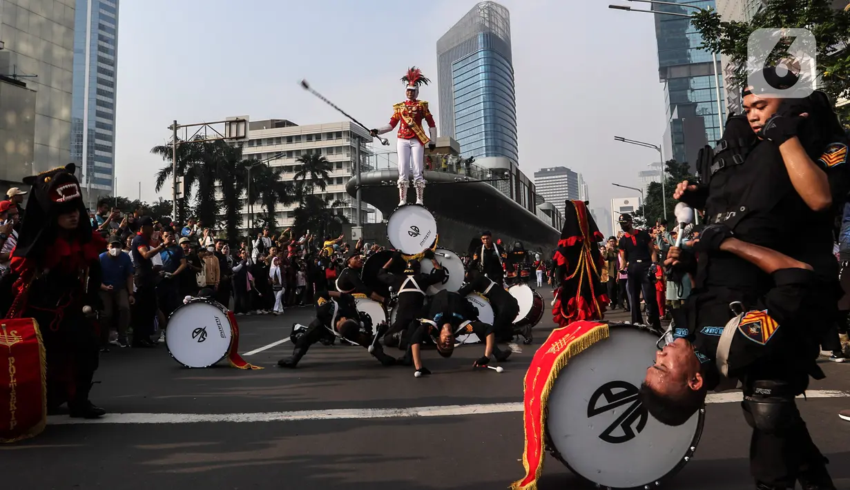 Iring-iringan peserta tersebut didahului dengan rombongan marching band. (Liputan6.com/Johan Tallo)