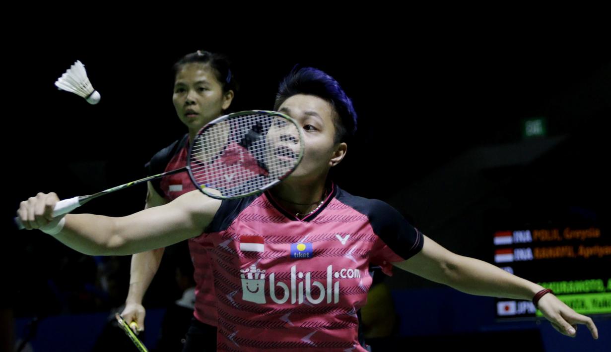 Pasangan Indonesia, Greysia Polii/Apriyani Rahayu, saat melawan wakil Jepang, Ayako Sakuramoto/Yukiko Takahata pada Indonesia Open 2019 di Istora, Jakarta, Selasa (16/7). Pasangan Indonesia menang 21-15, 21-16. (Bola.com/M Iqbal Ichsan)