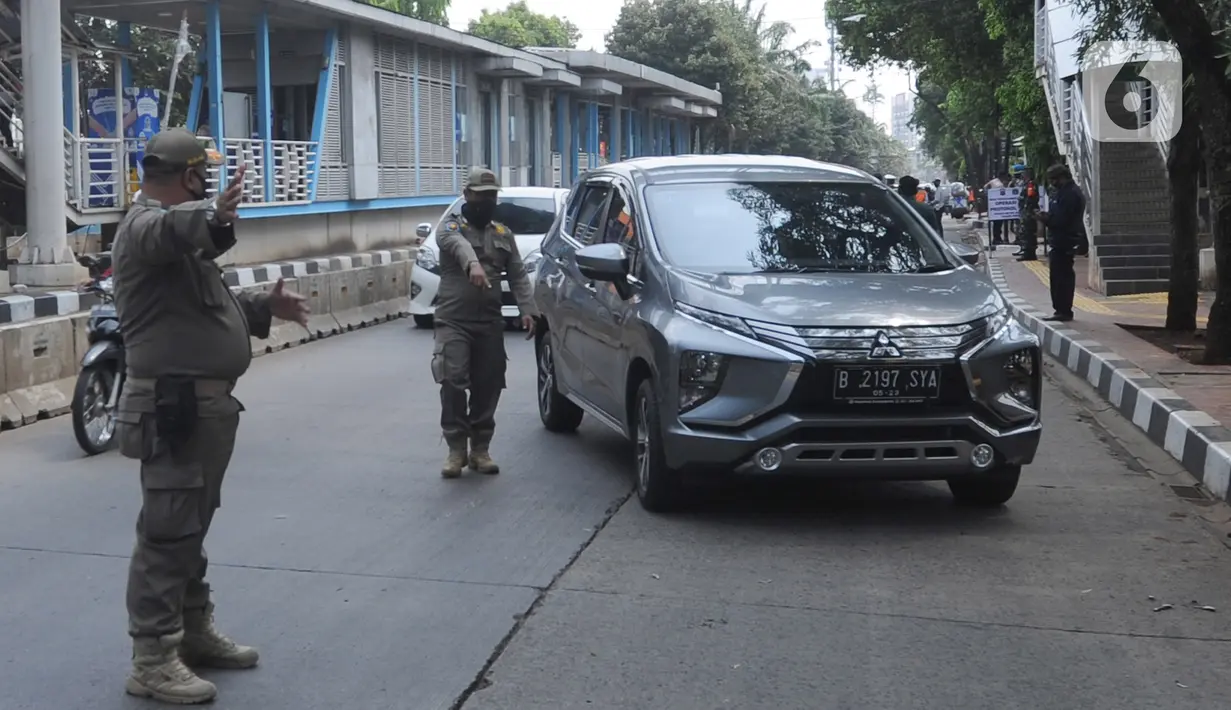 Petugas gabungan menghentikan pengendara mobil saat Operasi Yustisi Protokol COVID-19 di Jati Padang, Jakarta Selatan, Kamis (17/9/2020). Operasi itu untuk menegakan penerapan protokol kesehatan, terutama dalam penggunaan masker guna menekan penyebaran virus corona. (merdeka.com/Arie Basuki)