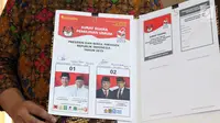 Ketua KPU RI, Arief Budiman memegang contoh surat suara pemilihan Presiden dan Wakil Presiden pemilu 2019 usai divalidasi dan disetujui oleh kedua tim pemenangan masing-masing pasangan calon di Jakarta, Jumat (4/1). (Liputan6.com/Helmi Fithriansyah)