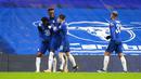 Para pemain Chelsea merayakan gol yamg dicetak oleh Tammy Abraham ke gawang Luton Town pada laga Piala FA di Stadion Stamford Bridge, Minggu (24/1/2021). Chelsea menang dengan skor 3-1. (AP/Ian Walton)