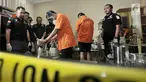 Tersangka menunjukkan proses produksi liquid vape narkoba di kawasan Kelapa Gading, Jakarta, Kamis (8/11). Polisi kembali meringkus lima tersangka kasus pembuatan liquid vape narkoba. (Merdeka.com/Iqbal Nugroho)