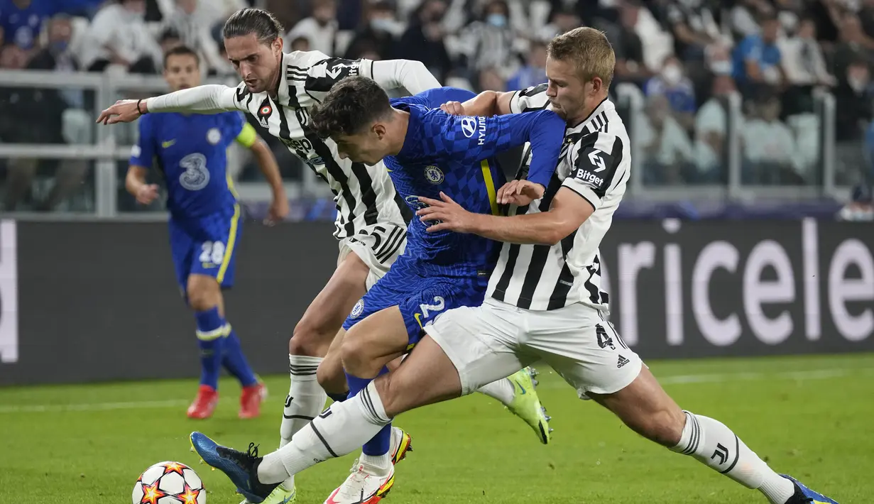 Usai tertinggal, Chelsea gencar memburu gol penyeimbang. Usaha Kai Havertz dan kawan-kawan masih mampu diredam barisan belakang Juventus yang digalang Matthijs de Ligt dan kawan-kawan. (AP/Antonio Calanni)