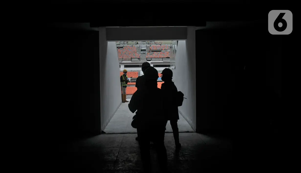 Petugas saat menunjukkan akses di salah satu pintu masuk Jakarta Internasional Stadium (JIS), Papanggo, Jakarta Utara, Selasa (11/1/2022). Pembangunan stadion terbesar di Asia ditargetkan rampung pada Maret mendatang. (merdeka.com/Iqbal S. Nugroho)