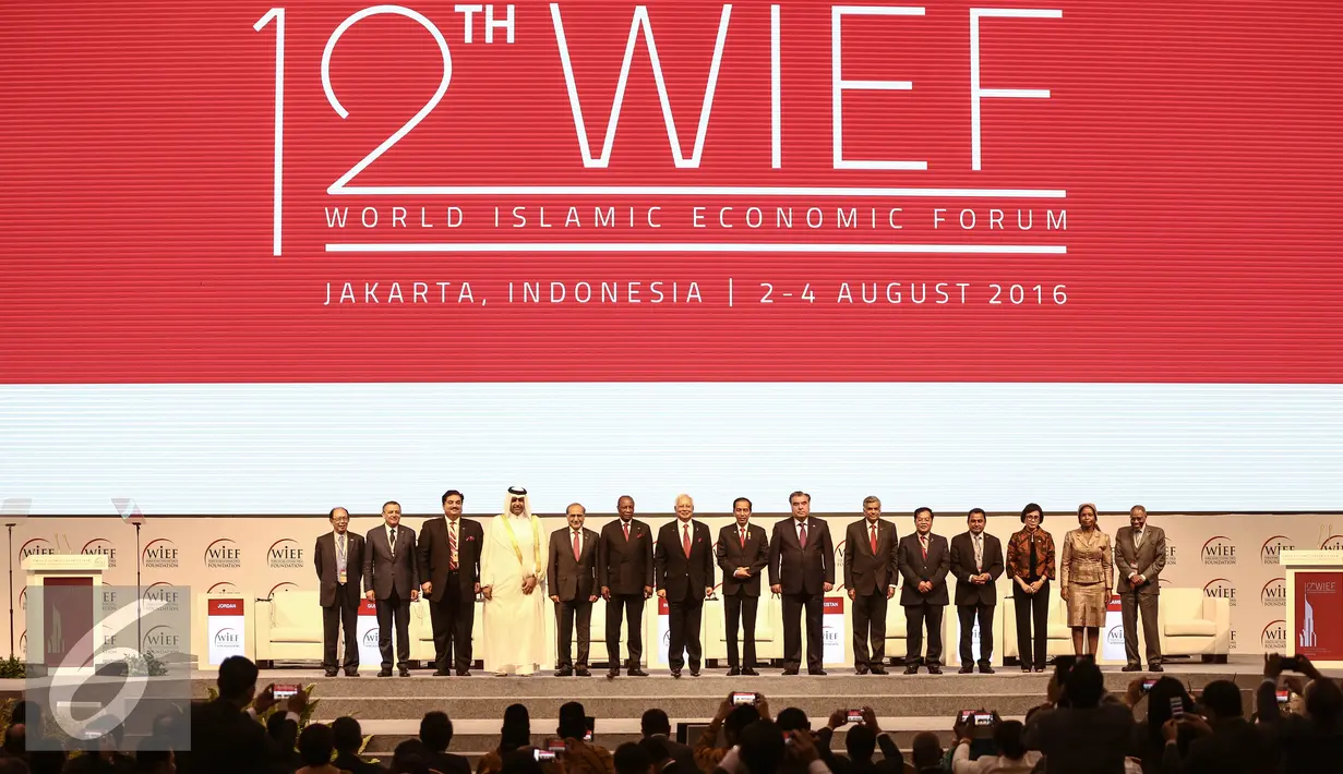 Presiden RI, Jokowi bersama pimpinan dan perwakilan negara peserta befoto bersama usai Pembukaan World Islamic Economic Forum ke-12 di Jakarta, Selasa (2/8). Pertemuan KTT WIEF ke-12 Tahun 2016 berlangsung 2 - 4 Agustus. (Liputan6.com/Faizal Fanani)