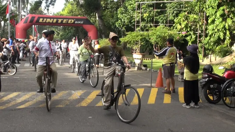 Peserta Parade Sepeda Tua di Denpasar mengenakan pakaian khas daerahnya