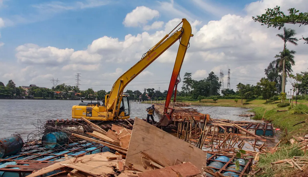 Keberadaan bangunan dan pagar akses menuju setu memicu perhatian publik karena dinilai mengganggu kelestarian kawasan perairan. Tampak dalam foto, petugas Dinas Sumber Daya Air Pemerintah Provinsi Jawa Barat membongkar tiang pancang beton yang dipasang di Setu Tujuh Muara, Sawangan, Depok, Senin (16/01/2026). (Merdeka.com/Arie Basuki)