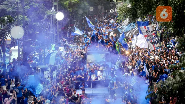 Foto: Euforia Bobotoh dan Pemain Persib Bandung Saat Pawai Juara BRI Liga 1