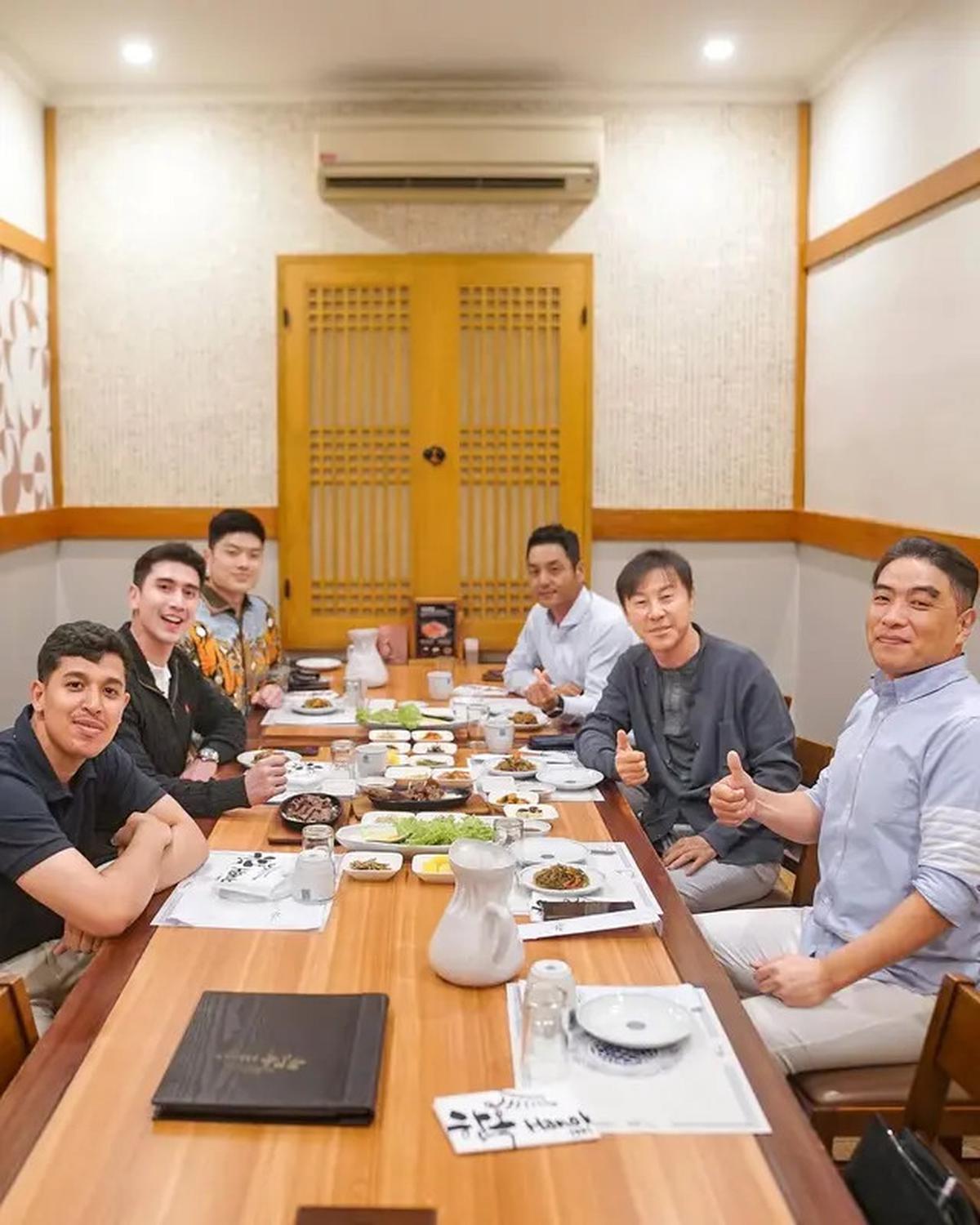 7 Potret Shin Tae-yong Dinner Bareng Verrell Bramasta, Ngobrol Hal Penting