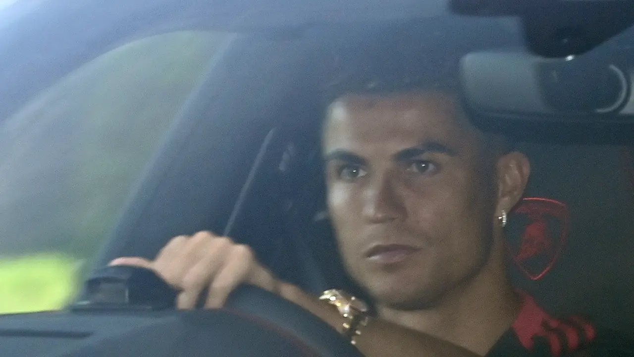 Gaya Cristiano Ronaldo Kendarai Lamborghini Saat Hadiri Latihan MU