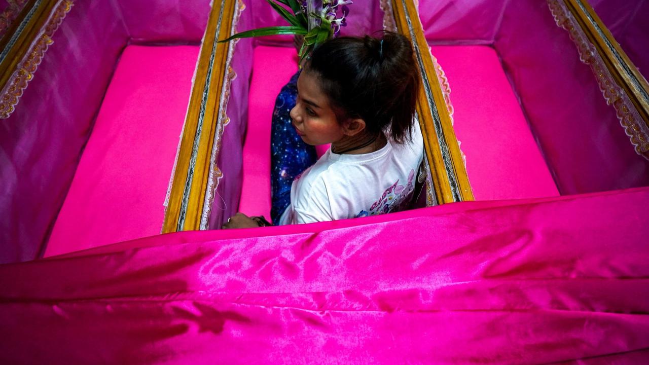 Ritual unik warga Thailand berdoa dalam peti mati sambut Tahun Baru