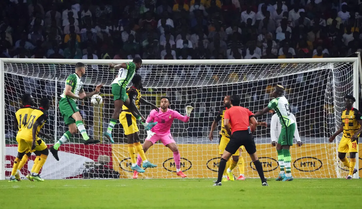 Pemain Nigeria Joe Aribo menyundul bola saat melawan Ghana pada pertandingan sepak bola leg kedua kualifikasi Piala Dunia 2022 di Abuja, Nigeria, 29 Maret 2022. Pertandingan berakhir imbang 1-1. (AP Photo/Sunday Alamba)