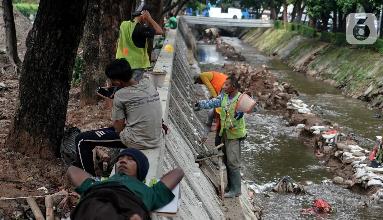 Pemeliharaan turap kali sepanjang 292 meter ini bertujuan untuk mencegah luapan aliran pada pecahan Kali Ciliwung serta mengantisipasi banjir. (Liputan6.com/Herman Zakharia)