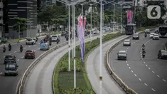 Sejumlah kendaraan melintas di kawasan Jalan Sudirman, Jakarta, Senin (14/2/2021). Indeks Kemacetan 2021 menempatkan Jakarta pada peringkat 46 atau mengalami penurunan dibandingkan tahun sebelumnya yang menempati peringkat 31. (Liputan6.com/Faizal Fanani)