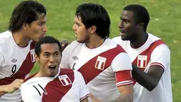 Para pemain Peru merayakan gol yang dicetak Carlos Lobaton (kedua dari kiri) saat mengalahkan Kolombia 2-0 pada laga perempat final Copa America di Cordoba, 16 Juli 2011. AFP PHOTO/OMAR TORRES
