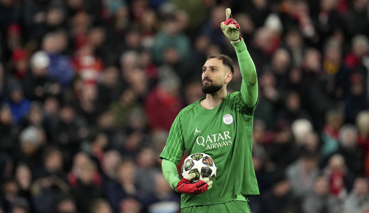 Kiper Paris Saint-Germain, Gianluigi Donnarumma merayakan kemenangan dalam laga leg kedua Liga Inggris 2024/2025 melawan Liverpool di Anfield, Inggris, Rabu (12/03/2025) WIB.