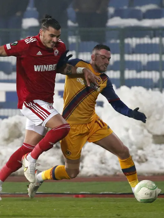 Pemain CSKA-Sofia Karlo Muhar membawa bola dari kejaran bek AS Roma, Jordan Veretout pada pertandingan Grup C Liga Europa di Nasional Vassil Levski, Bulgaria, Jumat (10/12/2021). Roma menang atas CSKA-Sofia 3-2. (AP Photo/Dessislava Komarova)